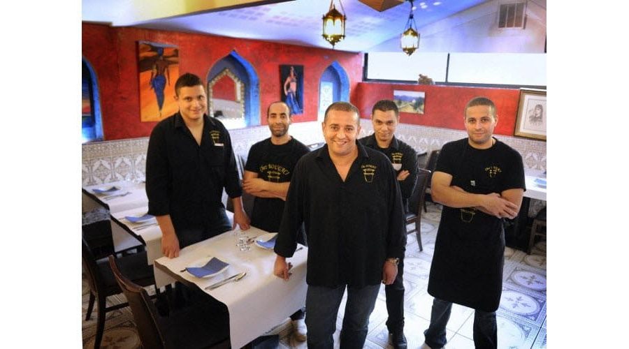 Les cousins fils et serveurs du restaurant